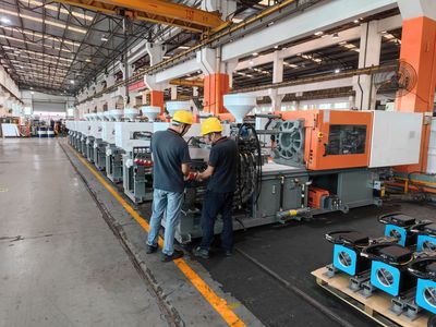 穩(wěn)中求進·觀坪山② 穩(wěn)訂單、抓研發(fā)，年產(chǎn)20000臺注塑機與汽車美容服務(wù)并舉